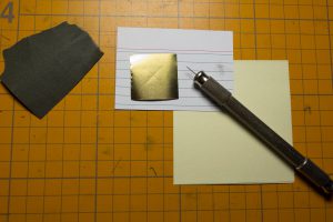 Utensilien zum Loch stechen, Schleifpapier 500er, markiertes Blech (ideal Messing 25 µm dick), feine Nadel